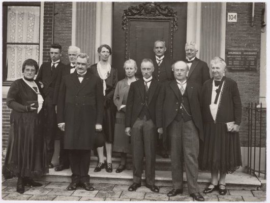 Het bestuur in de jaren 30 met conservator G.J. Honig (vooraan, tweede van rechts). 