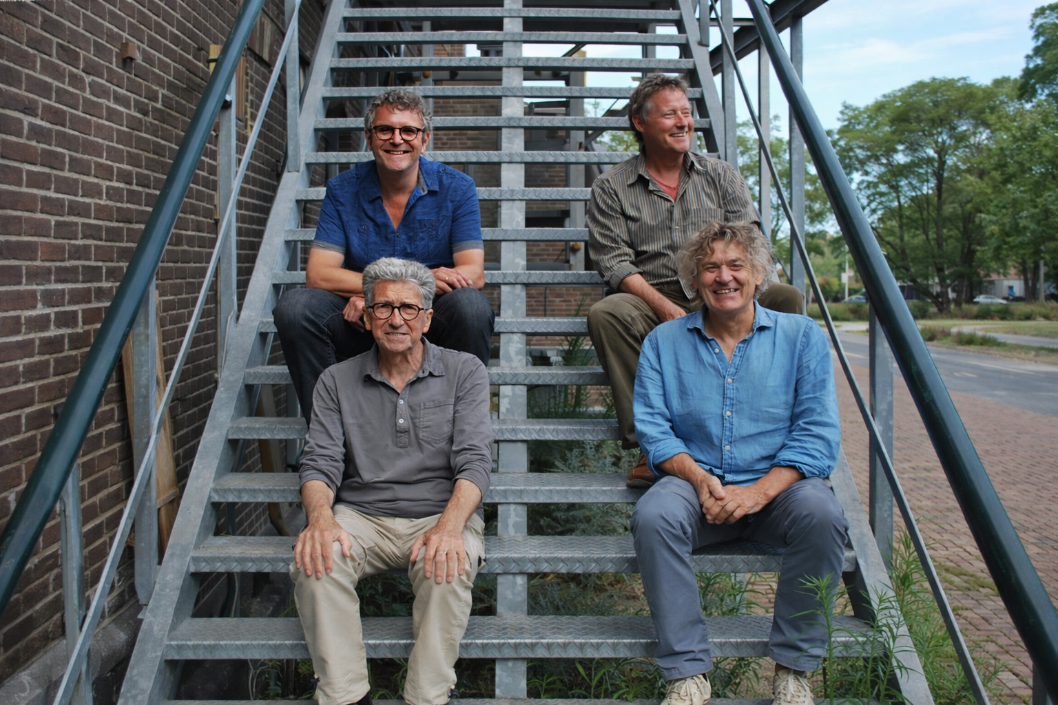 Vrienden op de metalen brandtrap