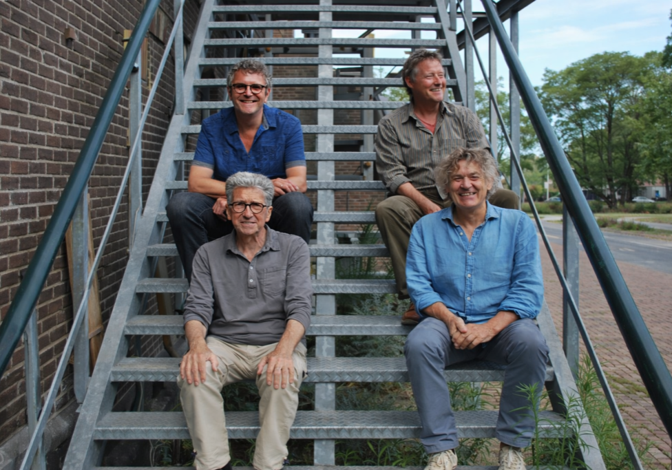 Vrienden op de metalen brandtrap